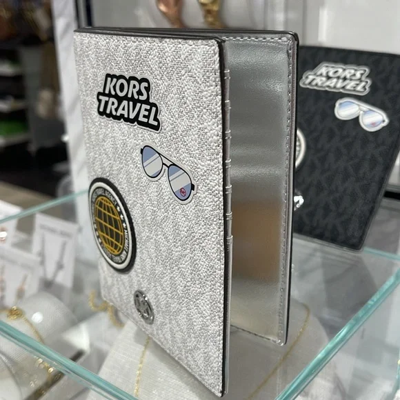 Michael Kors Jet Set Travel Md Embellished Signature Logo Passport Case
Optic Wh - Picture 15 of 16